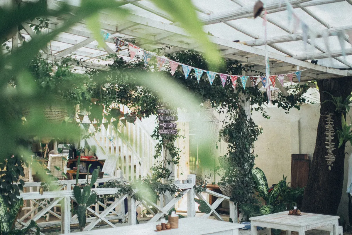 Coastal Bunting Guide: How to Choose and Hang Bunting in Windy Seaside Gardens